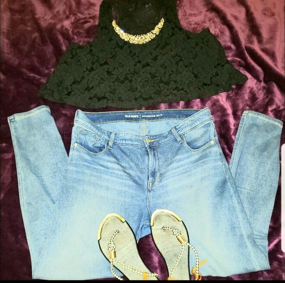 Lacy Black Crop Top - Picture 4 of 4